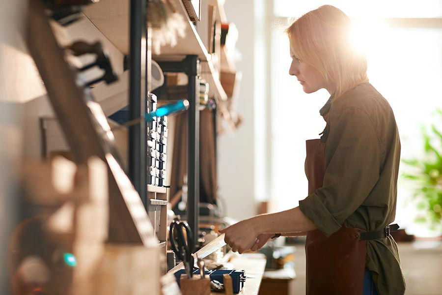 Lillian in ihrem Atelier bei der Materialauswahl